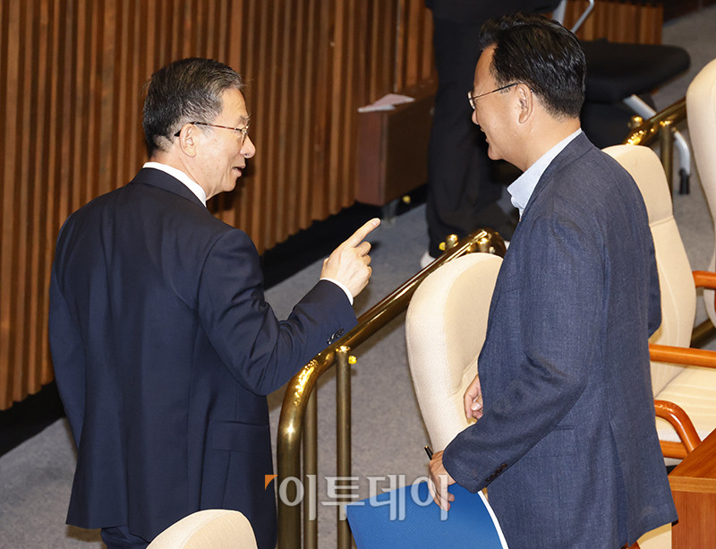 ▲정성호(왼쪽) 법무부 장관과 유상범 국민의힘 원내수석이 24일 서울 여의도 국회에서 열린 본회의에서 대화하고 있다. 고이란 기자 photoeran@