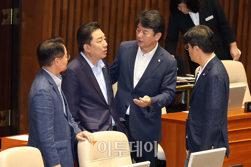 ▲김병기(왼쪽 두번재) 더불어민주당 대표가 24일 서울 여의도 국회에서 열린 본회의에서 동료 의원들과 대화하고 있다. 고이란 기자 photoeran@