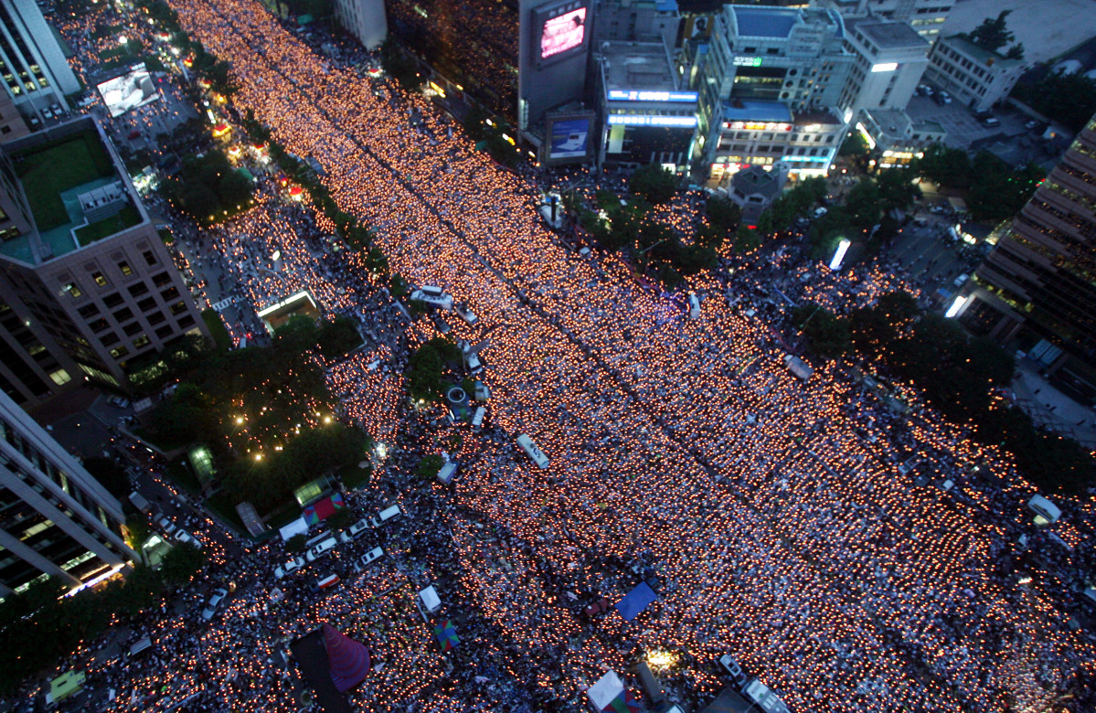 ▲7월 31일 한미 통상협상에서 우리 정부가 쌀과 소고기 시장 추가 개방을 막아내면서 농업 분야에서는 일부 성과를 거뒀다는 평가가 나온다. 협상단은 우리나라가 농축산물 시장 개방에 정치·정서적으로 민감하다는 점을 알리기 위해 지난 2008년의 광우병 집회 사진을 미국측에 제시한 것으로 알려졌다. 사진은 2008년 6월 촛불집회 모습. (사진제공=공동취재단)