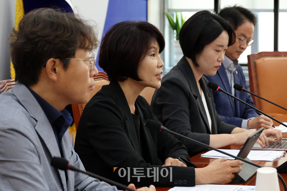 ▲한정애 더불어민주당 정책위의장이 24일 서울 여의도 국회에서 2024년 회계연도 결산 심사 관련 기자간담회를 하고 있다. 고이란 기자 photoeran@