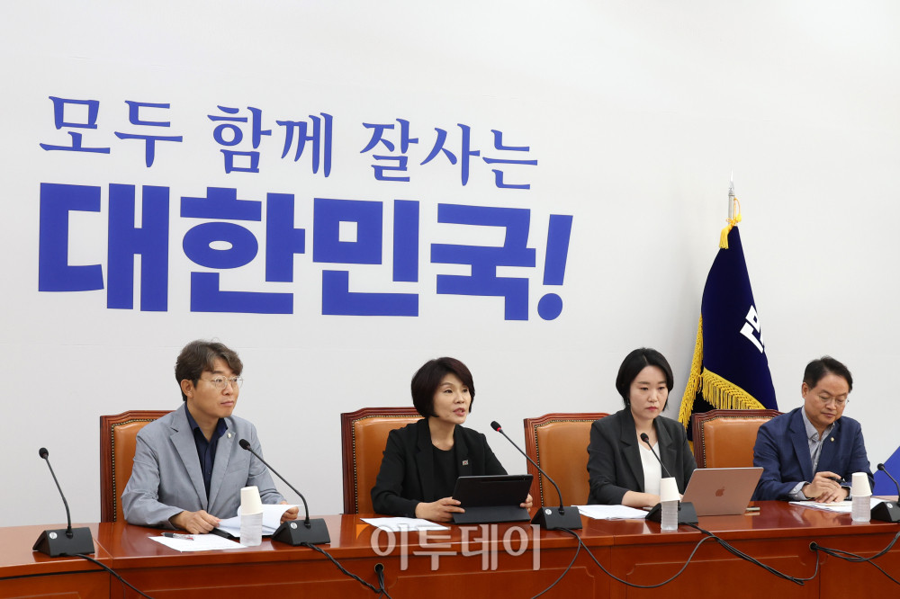 ▲한정애 더불어민주당 정책위의장이 24일 서울 여의도 국회에서 2024년 회계연도 결산 심사 관련 기자간담회를 하고 있다. 고이란 기자 photoeran@