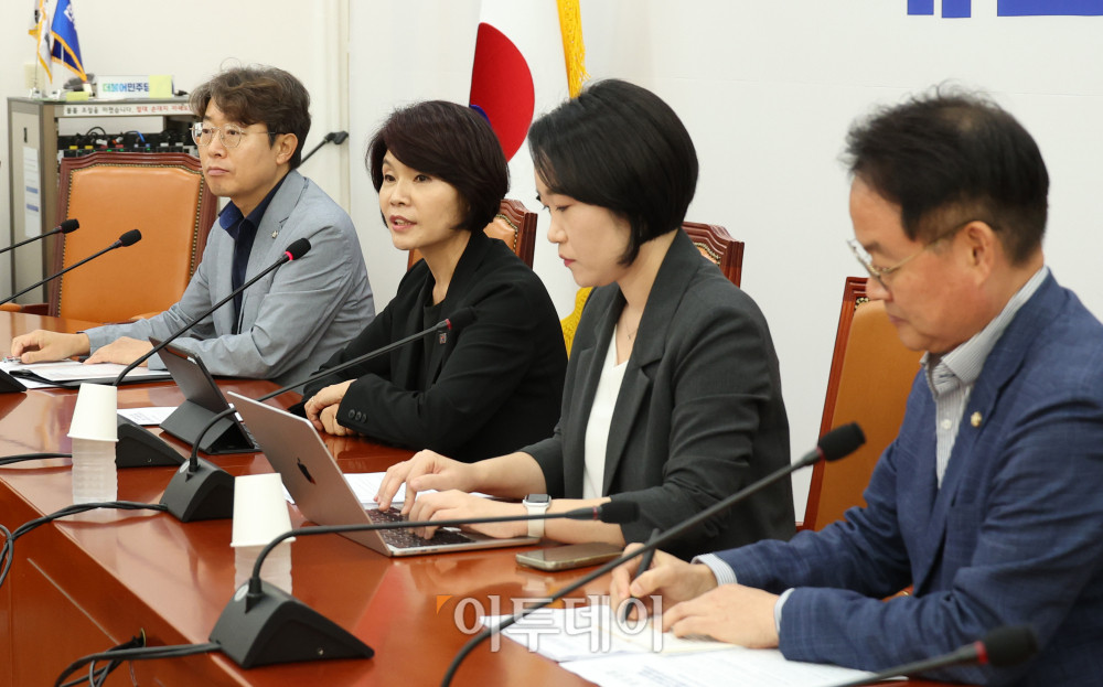 ▲한정애 더불어민주당 정책위의장이 24일 서울 여의도 국회에서 2024년 회계연도 결산 심사 관련 기자간담회를 하고 있다. 고이란 기자 photoeran@