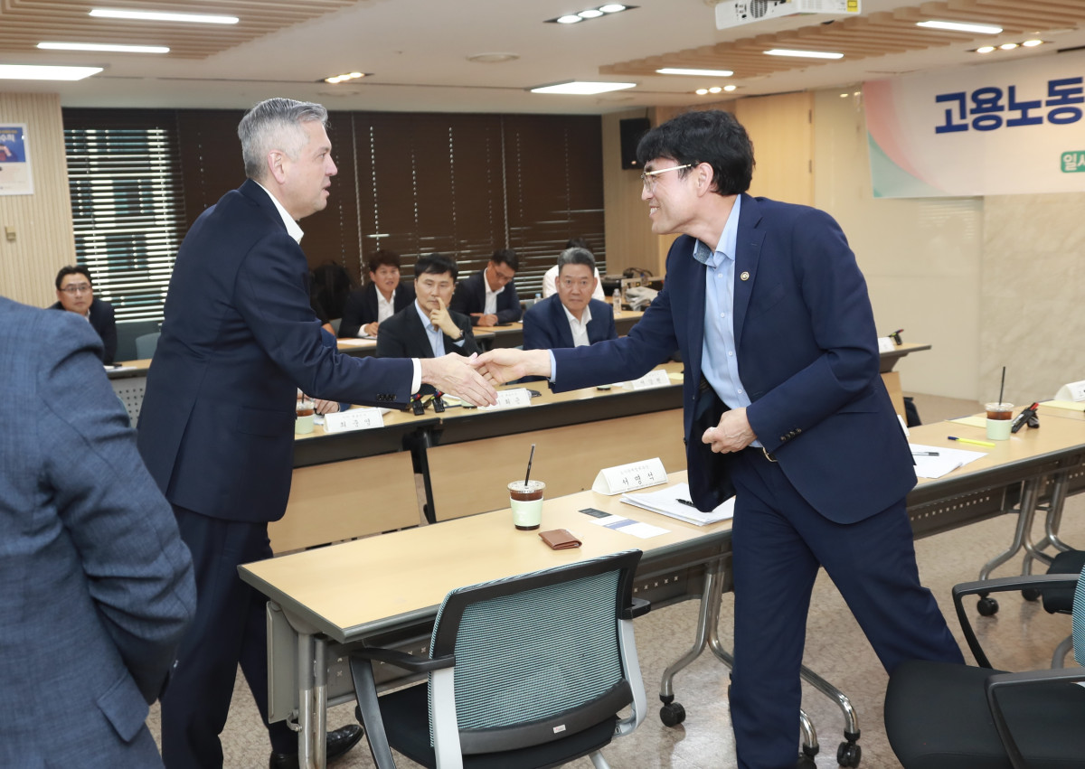 ▲권창준 고용노동부 차관(오른쪽)이 21일 서울 중구 서울고용노동청에서 열린 ‘고용노동부-주요기업 CEO 간담회’에서 헥터 비자레알 한국지엠 대표와 인사하고 있다.  (사진=노동부)