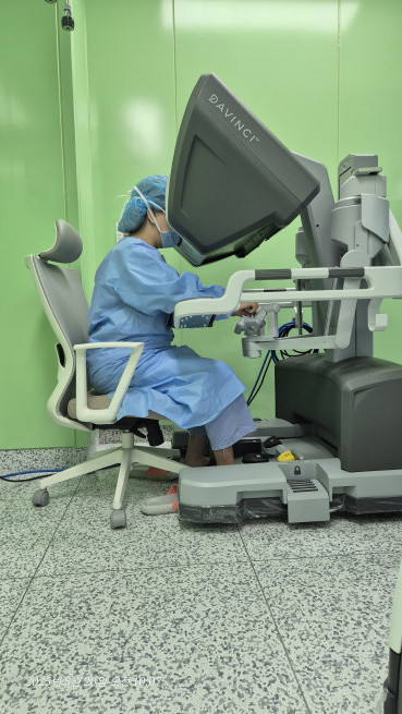 ▲온병원 산부인과 김지연 과장 집도 아래 로봇수술을 하고있다.  (사진제공=온병원)
