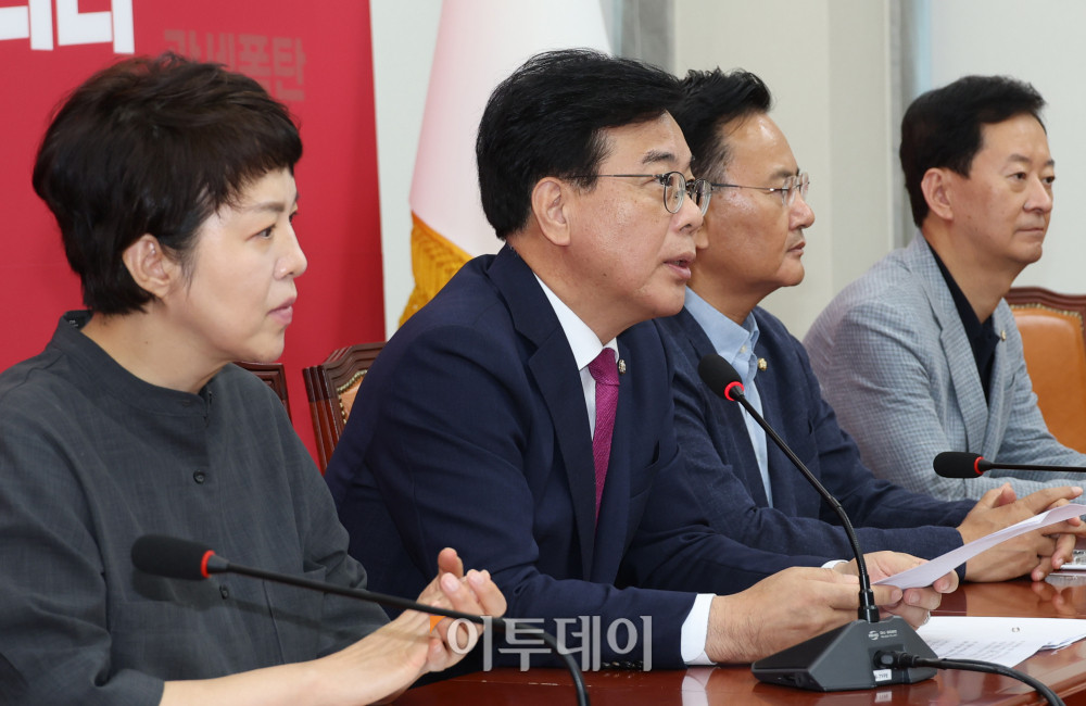 ▲송언석 국민의힘 비상대책위원장 겸 원내대표가 24일 서울 여의도 국회에서 현안 관련 기자간담회를 하고 있다. 고이란 기자 photoeran@