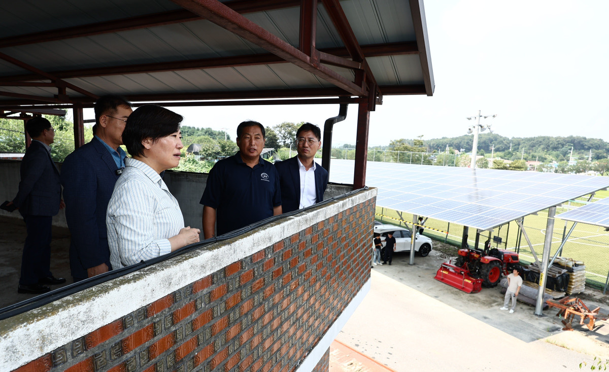 ▲송미령 농림축산식품부 장관이 8월 24일 여주시 구양리 ‘마을태양광 발전소’를 찾아 태양광 발전 현장을 둘러보고 있다. (사진제공=농림축산식품부)