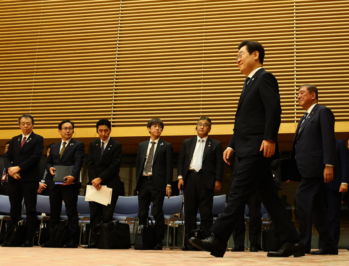 ▲이재명(오른쪽에서 두 번째) 대통령과 이시바 시게루(맨 오른쪽) 일본 총리가 23일 도쿄에서 한일 정상회담을 마치고 공동 기자회견장에 들어서고 있다.  (도쿄/EPA연합뉴스)