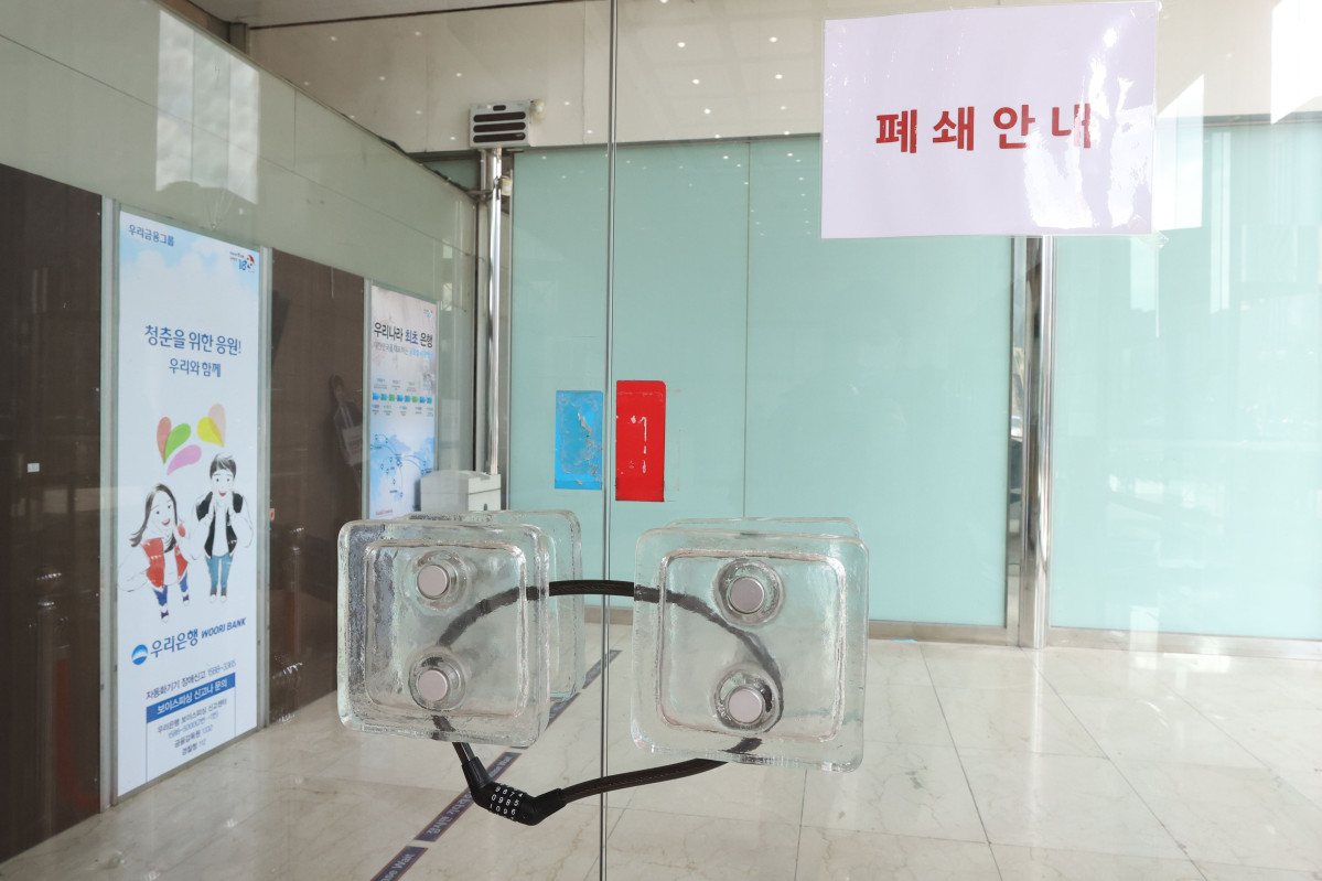 ▲서울 종로구 우리은행 세종로금융센터가 인근 지점과 통폐합으로 폐쇄되어 있다. 은행권은 온라인 비대면 금융 확산과 경영 효율 등을 이유로 오프라인 영업점을 대거 줄이고 있지만, 모바일·인터넷에 익숙하지 않은 고령층 등의 금융 접근성이 갈수록 떨어지는 문제가 제기된다.  (연합뉴스)