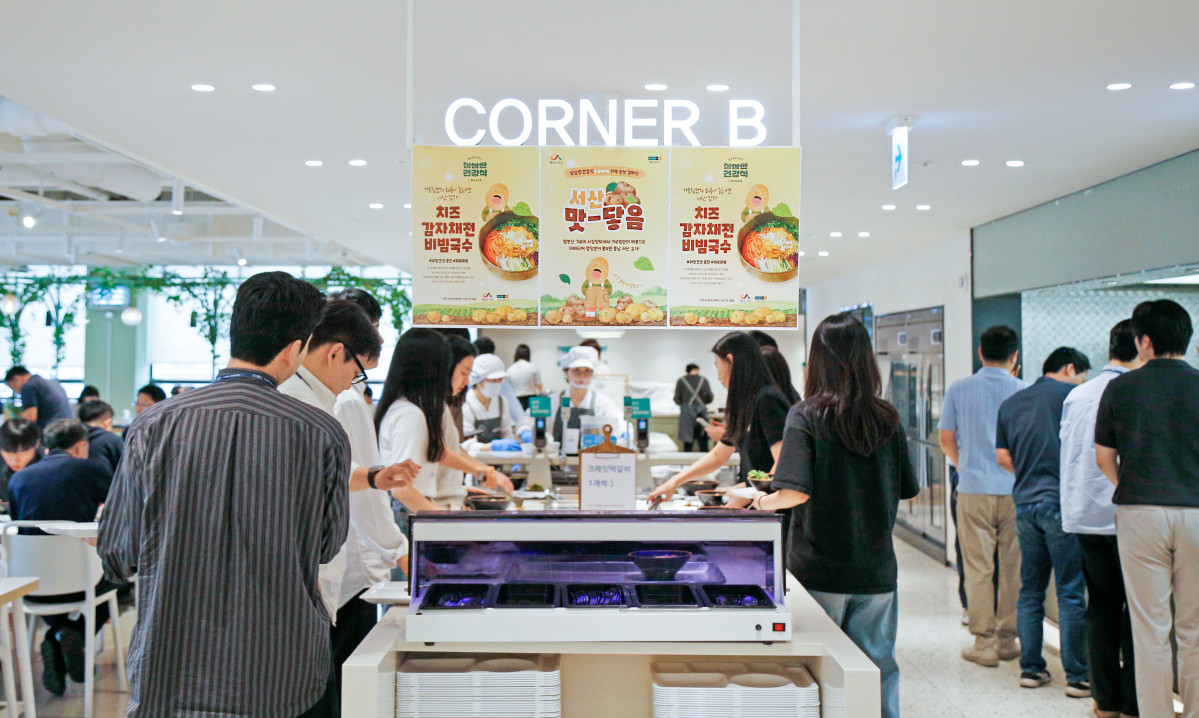 ▲현대그린푸드가 운영 중인 단체급식 사업장에서 ‘맛 닿음 프로젝트’의 일환으로 서산 감자를 활용한 단체급식 메뉴를 제공하고 있는 모습. (사진제공=현대그린푸드)