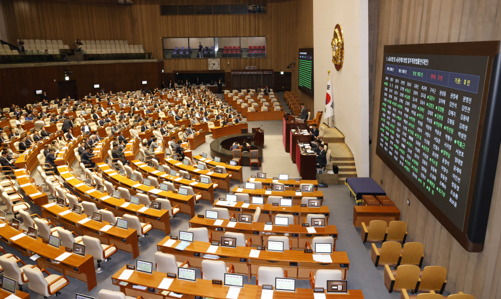 ▲24일 서울 여의도 국회에서 열린 본회의에서 노동조합 및 노동관계조정법 일부개정법률안(노란봉투법)이 통과되고 있다.  (고이란 기자 photoeran@)