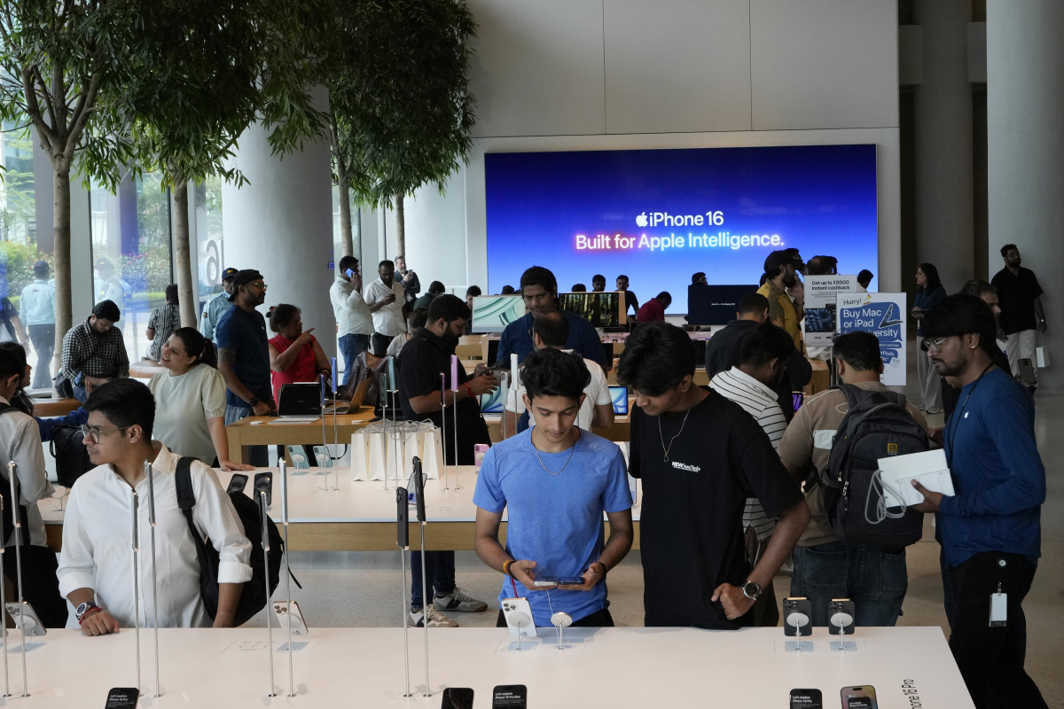 ▲인도 뭄바이의 애플스토어에서 지난해 9월 20일 고객들이 당시 신제품인 아이폰16를 살펴보고 있다.  (뭄바이(인도)/AP뉴시스)