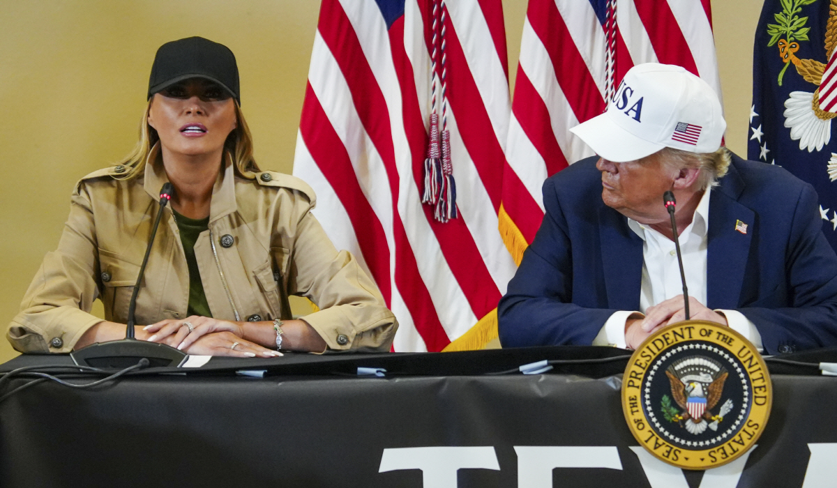 ▲도널드 트럼프 미국 대통령이 지난달 11일 텍사스에서 열린 토론회에서 멜라니아 트럼프 여사의 발언을 듣고 있다. 텍사스/AP뉴시스