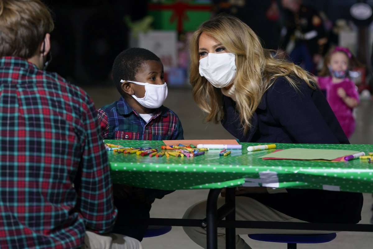 ▲멜라니아 트럼프 미국 영부인이 2020년 12월 8일 아나코스티아-볼링 합동기지에서 어린이들과 대화하고 있다. 워싱턴D.C./AP뉴시스