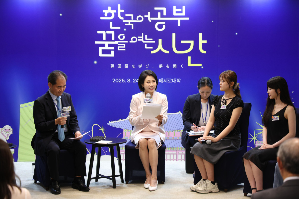 ▲김혜경 여사가 24일(현지 시간) 일본 도쿄 메지로대학교를 방문해 한국어학과 학생들과 대화를 하고 있다. 2025.08.24.  (뉴시스)