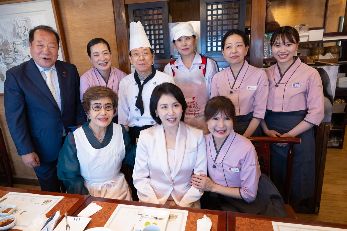 ▲김혜경 여사가 24일(현지 시간) 일본 도쿄의 한식당을 방문해 오찬을 하며 직원들과 기념촬영을 하고 있다. (공동취재) 2025.08.24.  (뉴시스)