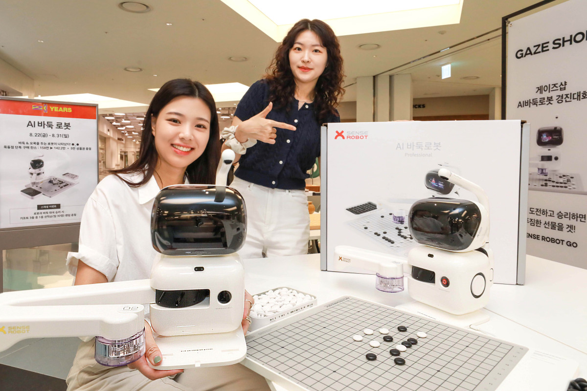 ▲현대백화점은 31일까지 목동점 지하 2층 센트럴커넥션에서 ‘인공지능(AI) 바둑 로봇’ 팝업스토어를 진행한다. (사진제공=현대백화점)