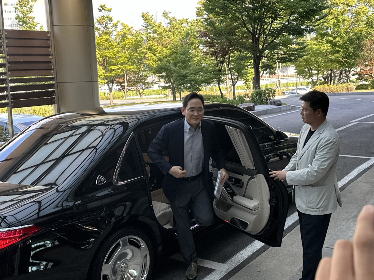 ▲이재용 삼성전자 회장이 24일 서울 강서구 서울김포비즈니스항공센터(SGBAC)를 통해 출국했다. 이 회장 등 재계 총수들은 25일(현지시간) 미국 워싱턴D.C.에서 열리는 한미 정상회담 경제사절단 동행을 위해 출국길에 올랐다. (이수진 기자)