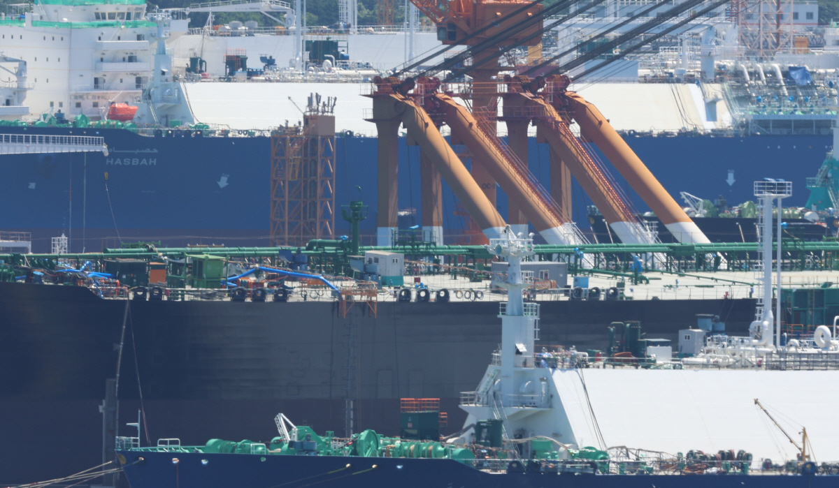 ▲7월 31일 오후 경남 거제시 아주동 한화오션 거제 사업장에 건조 중인 선박이 보인다.  (연합뉴스)