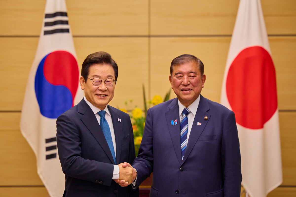 ▲이재명 대통령이 23일 일본 도쿄 총리 관저에서 이시바 시게루 일본 총리와 한일 정상 소인수회담을 하며 악수하고 있다. 연합뉴스