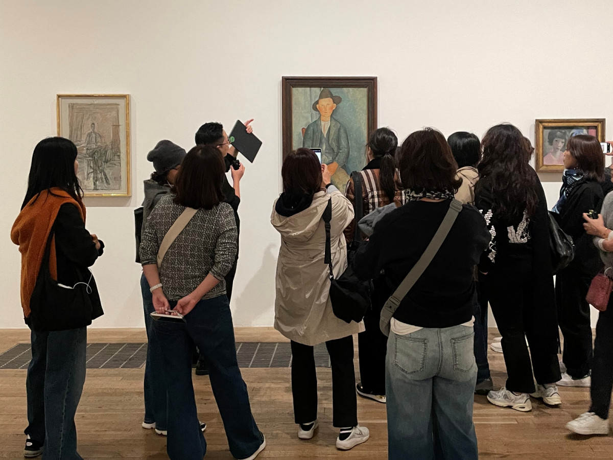 ▲롯데문화센터 아트 투어에 참가한 고객들이 전시회를 구경하고 있다. (사진제공=롯데쇼핑)