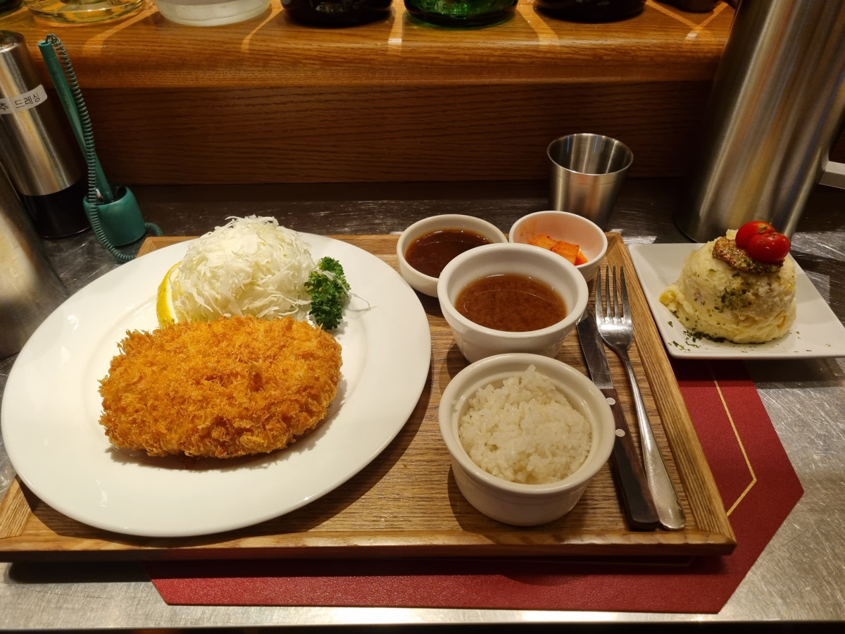 ▲8월 20일 오후8시께 하우스오브신세계 지하1층 푸드홀 '키보 아츠아츠'에서 먹은 음식. 가격은 로스카츠 정식이 1만7500원, 감자 사라다가 9000원이었다.  (유하영 기자 haha@)