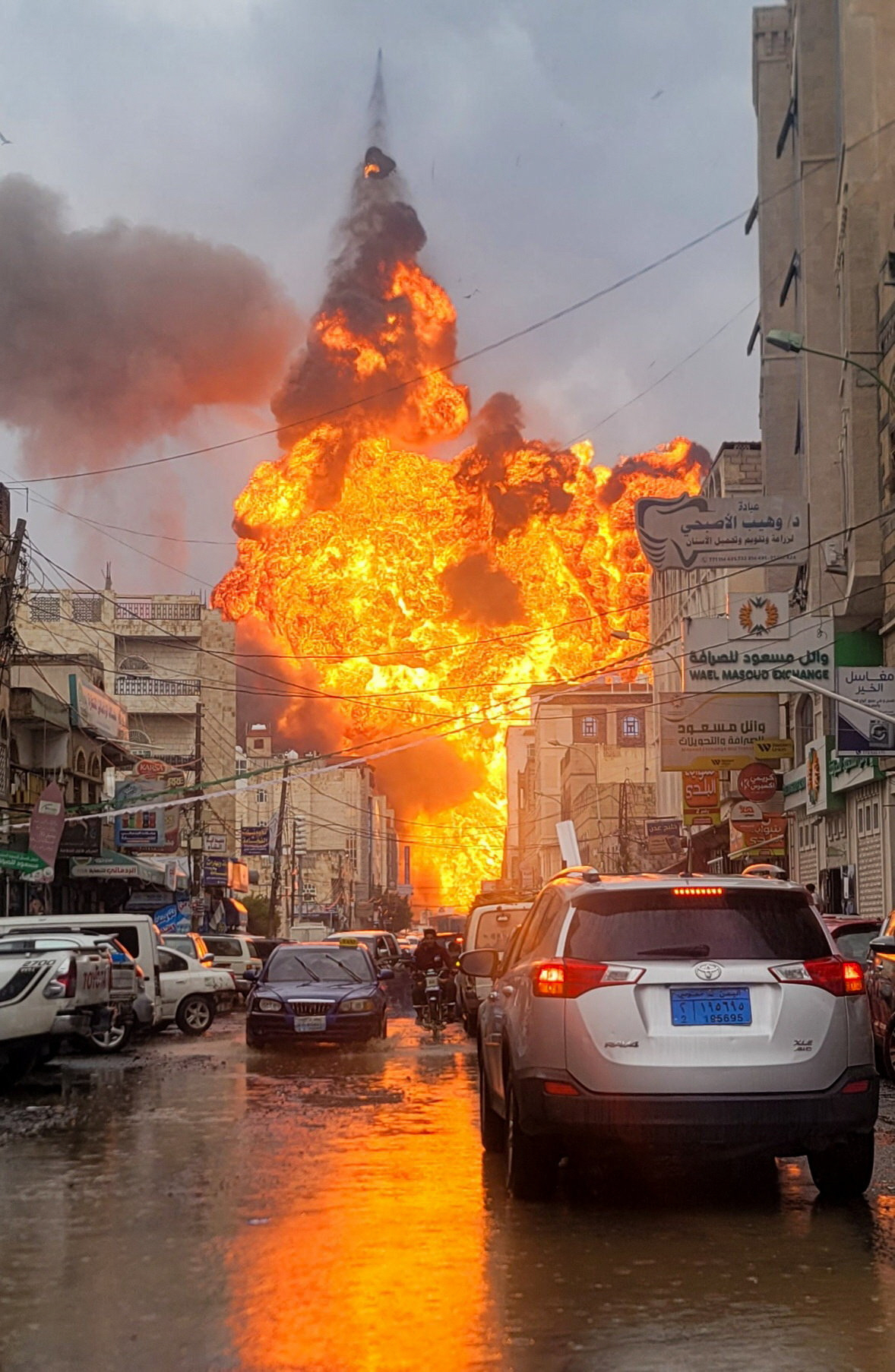 ▲예멘 사나에서 24일(현지시간) 이스라엘 공습에 불길이 치솟고 있다. 사나/로이터연합뉴스