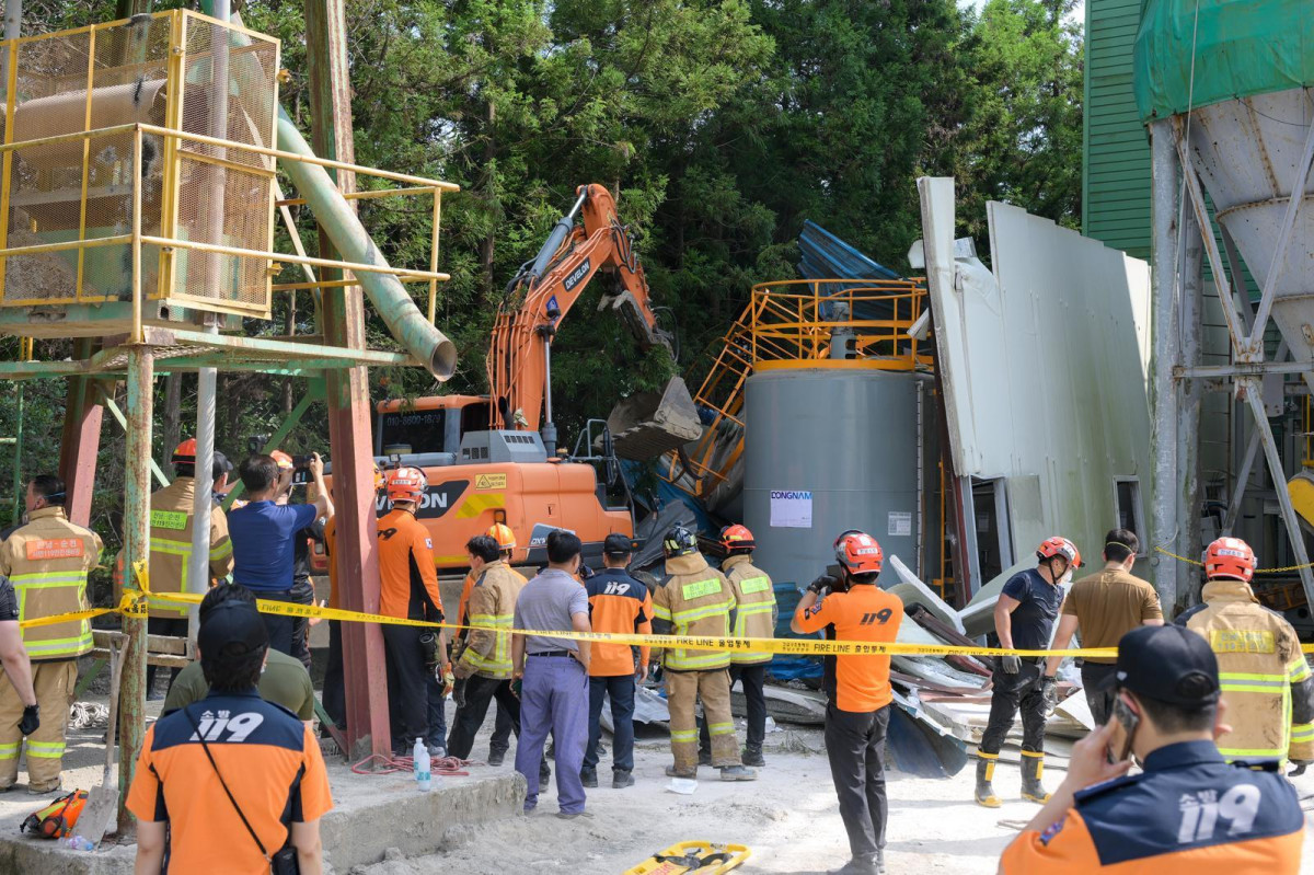 ▲광주·전남 지역 산업현장에서 중대재해가 잇따르는 가운데, 25일 공사 현장에서 구조대원들이 안전장비를 착용한 채 구조 작업을 진행하고 있다. (사진제공=전남소방본부 )