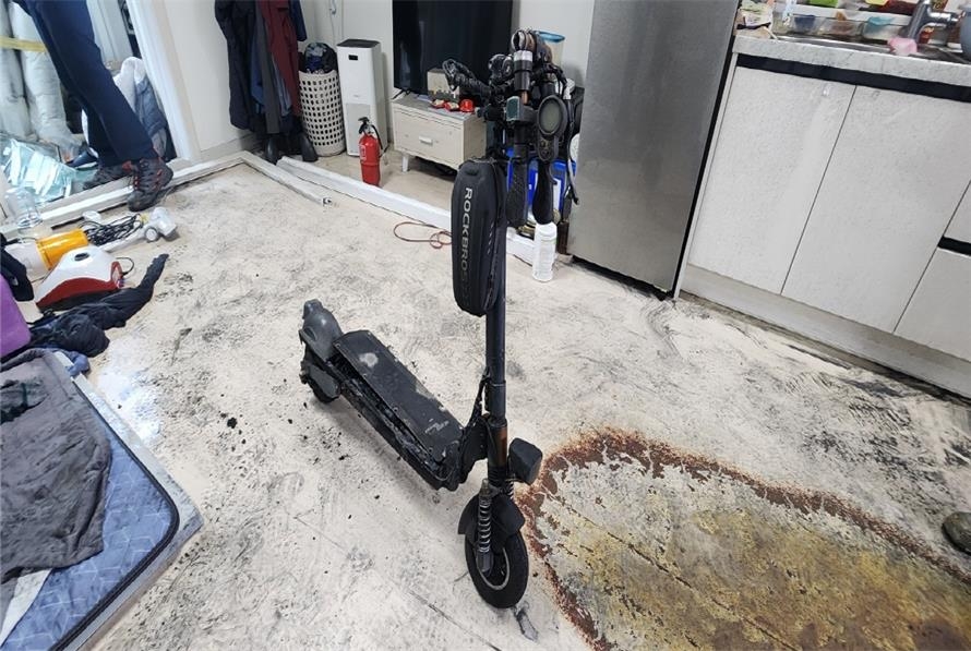 ▲지난 1월 전통킥보드 충전 중 화재가 난 전북 완주의 한 아파트. (사진제공=전북도소방본부)