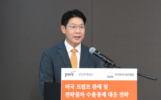 ▲이달 22일 삼일PwC·방진회가 공동으로 개최한 '미국 트럼프 관세 및 전략물자 수출통제 대응' 웨비나에서 김태성 삼일PwC 방위산업센터 리더가 개회사를 하고 있다. (제공=삼일PwC)