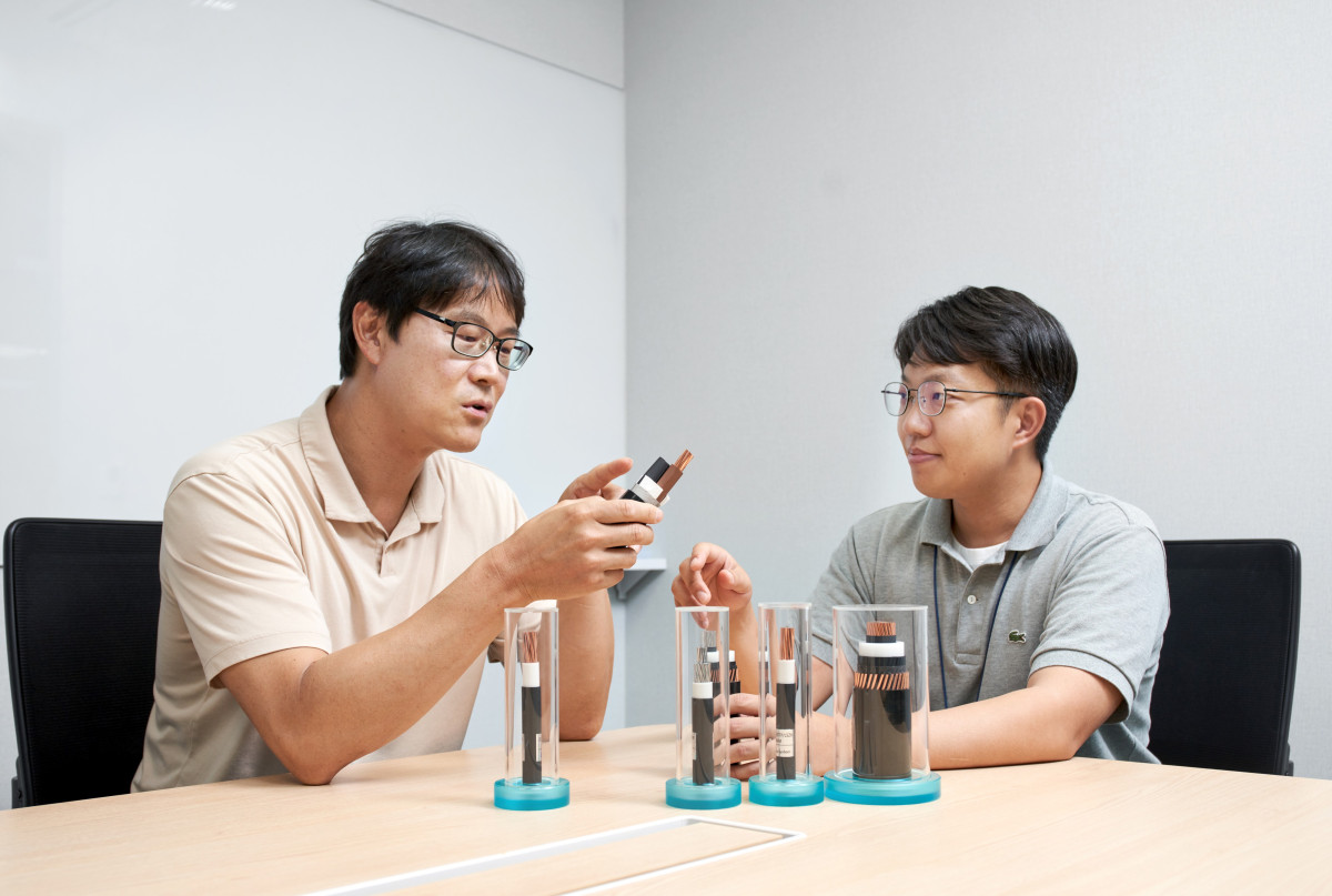 ▲LS전선 직원들이 국내 최초로 개발한 AC·DC 겸용 PP 케이블에 대해 논의하고 있다. (자료제공=LS전선)