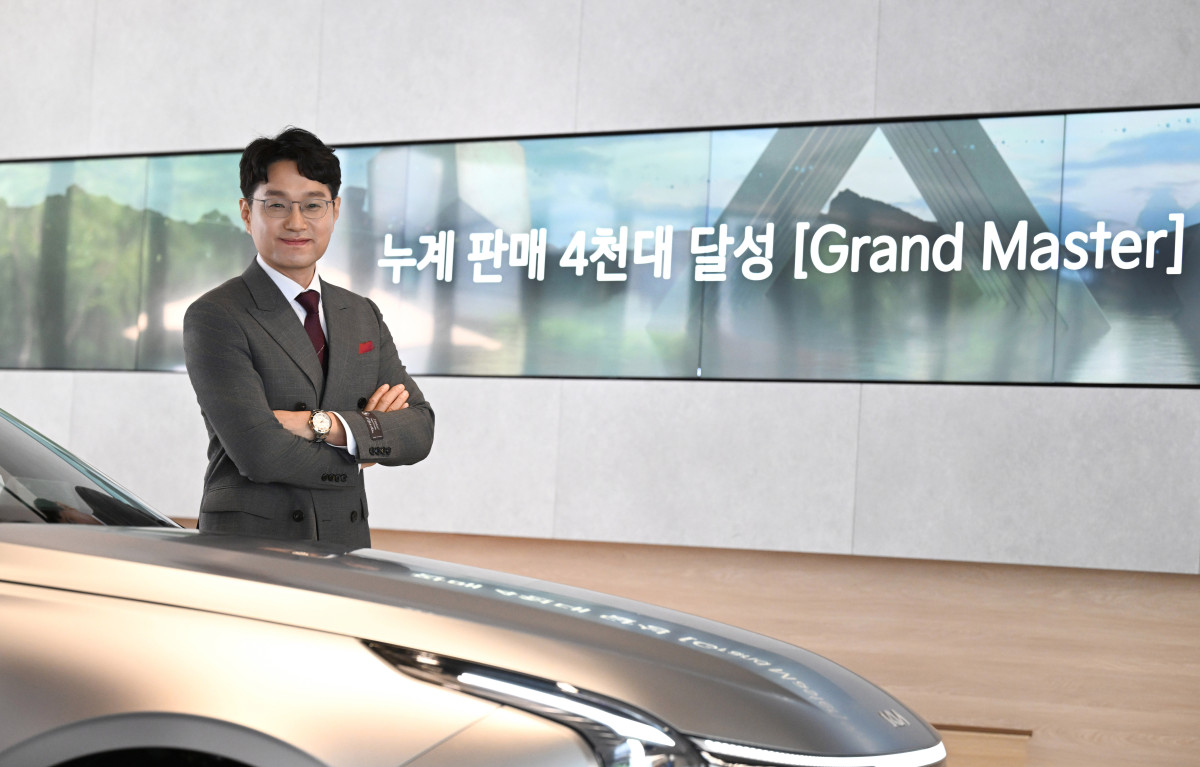 ▲기아 이성흠 선임 오토컨설턴트가 Kia 360에서 기념 촬영을 하는 모습. (사진=기아)