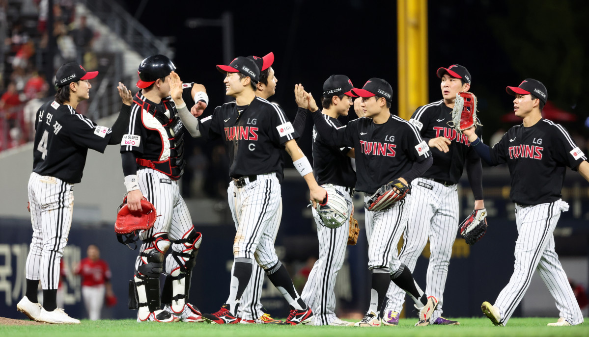 ▲24일 광주기아챔피언스필드에서 열린 프로야구 LG 트윈스와 KIA 타이거즈의 경기. LG 선수들이 2-1 한 점 차 역전승을 기뻐하고 있다. (사진=연합뉴스)