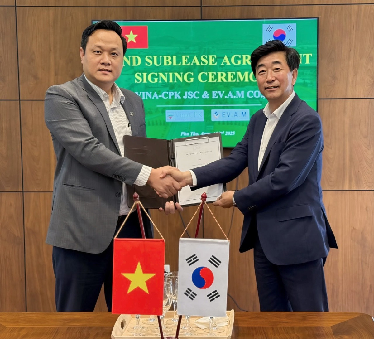 ▲바티엔 공단 관계자와 최동락 이브이첨단소재 대표이사(오른쪽)가 기념사진을 찍고 있다.  (사진제공=이브이첨단소재)