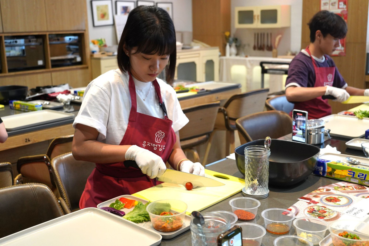 ▲풀무원 뮤지엄김치간의 '2030 김치학교'에 참여한 관람객이 이색 김치 만들기 체험을 하고 있다. (사진제공=풀무원)