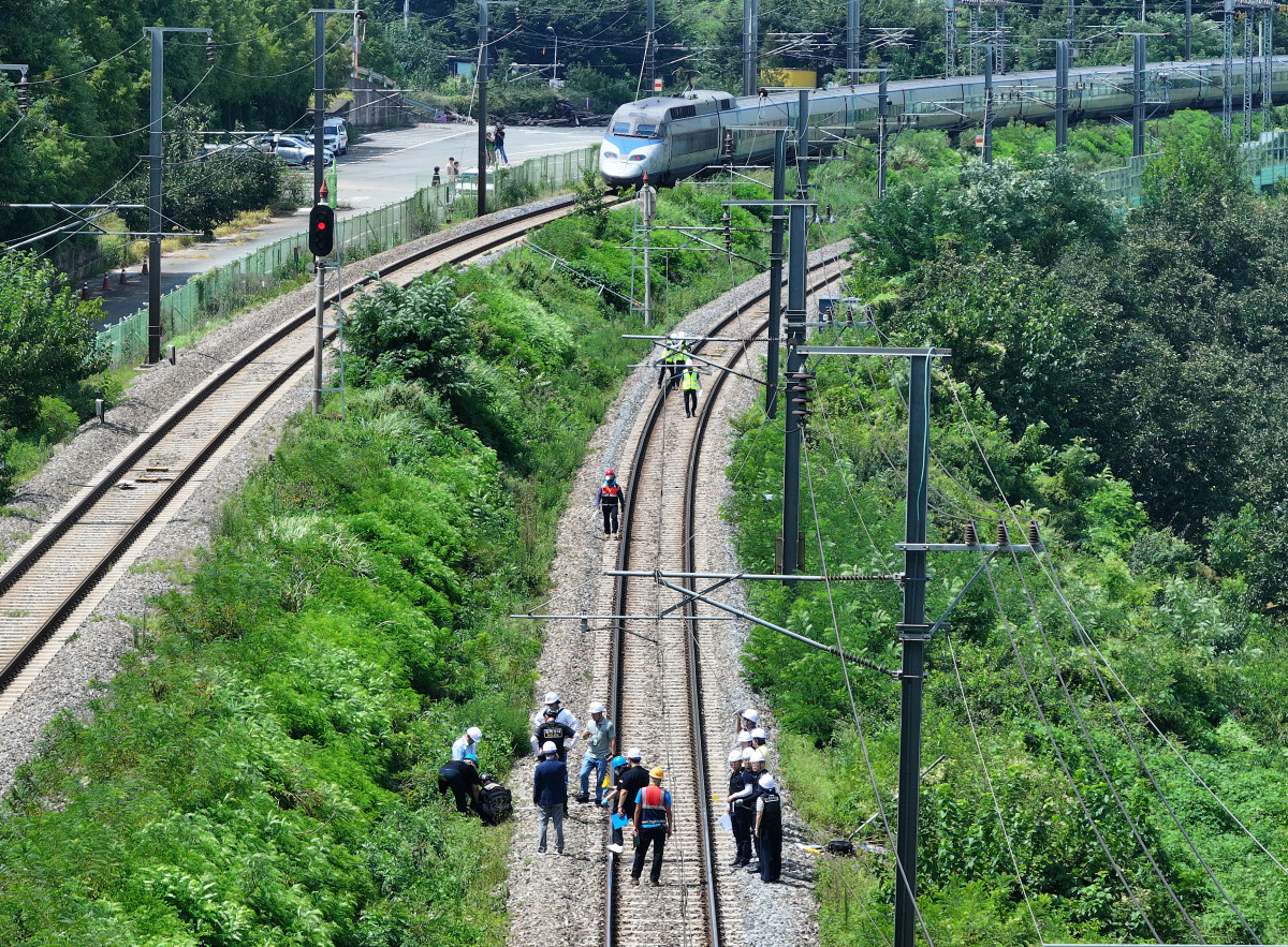 ▲20일 경북 청도군 화양읍 삼신리 청도소싸움 경기장 인근 경부선 철로에서 전날 발생한 열차 사고에 대한 유관기관 합동 감식이 진행되고 있다. (연합뉴스)