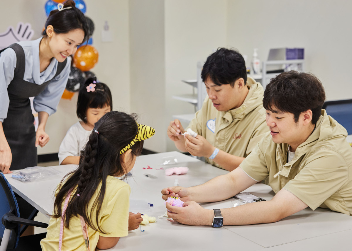 ▲신세계프라퍼티가 여름방학을 맞아 7월 21일부터 8월 14일까지 스타필드 및 스타필드 시티 6개 점포에 지역 아동을 초청해 ‘2025 스타필드 플레이’를 진행했다고 25일 밝혔다. 7월 22일 스타필드 안성에서 진행된 ‘2025 스타필드 플레이’에서 지역 아이들과 별꿈서포터즈들이 클래스콕 활동을 체험하고 있다.  (사진제공=신세계프라퍼티)
