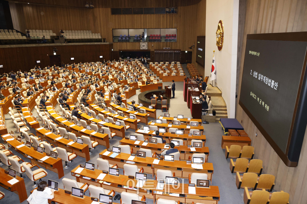 ▲24일 서울 여의도 국회에서 열린 본회의에서 상법 일부개정법률안과 관련해 박균택 더불어민주당 의원이 제안설명을 하고 있다. (고이란 기자 photoeran@)