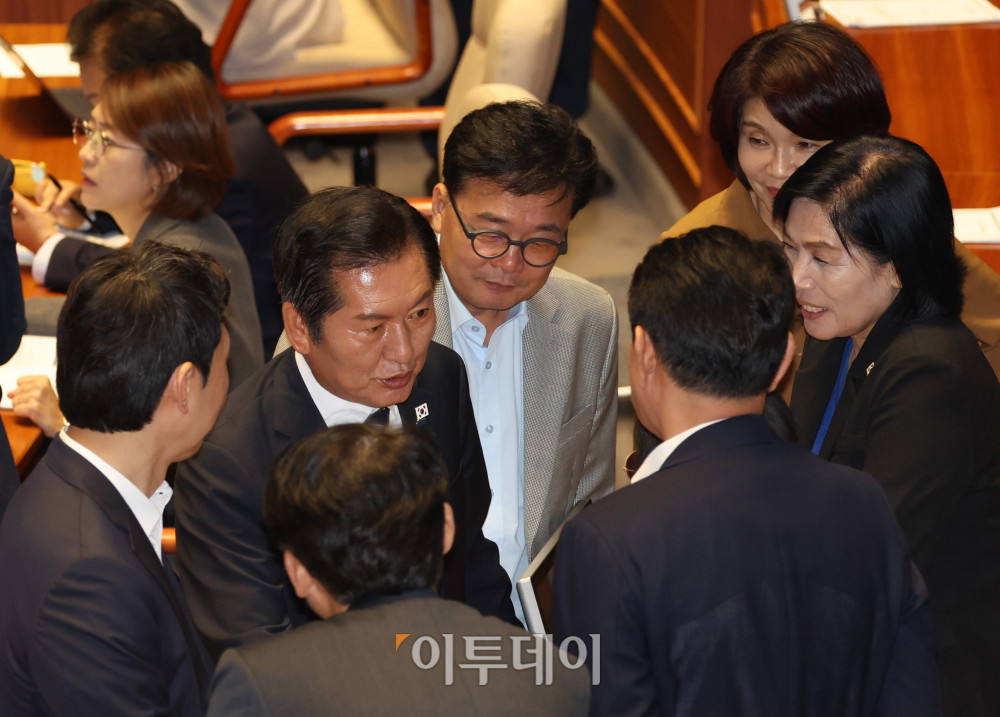 ▲정청래 더불어민주당 대표가 25일 서울 여의도 국회에서 열린 본회의에서 동료 의원들과 대화하고 있다. 고이란 기자 photoeran@