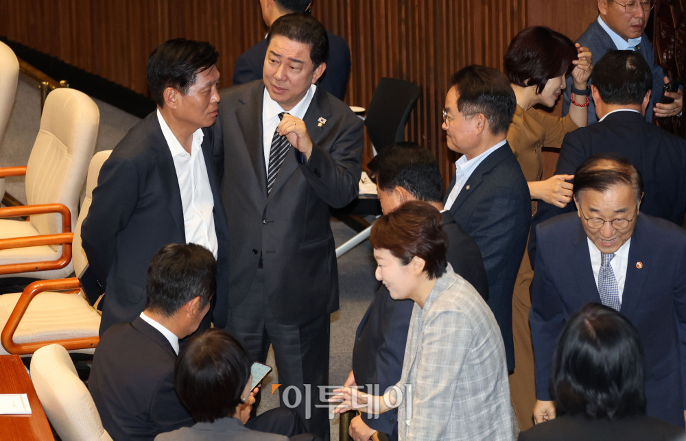 ▲정청래 더불어민주당 대표가 25일 서울 여의도 국회에서 열린 본회의에서 김병기 원내대표, 동료 의원들과 대화하고 있다. 고이란 기자 photoeran@