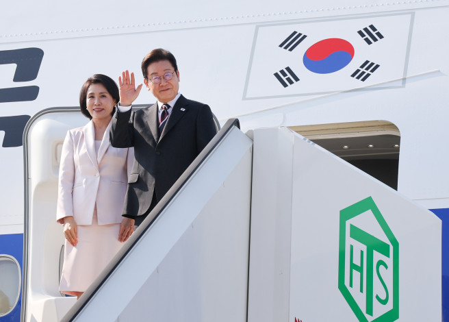 ▲한일 정상회담을 마친 이재명 대통령과 부인 김혜경 여사가 24일 일본 도쿄 하네다공항에서 도널드 트럼프 미국 대통령과의 한미 정상회담을 위해 워싱턴DC로 향하며 공군1호기에 올라 인사하고 있다.  (연합뉴스)