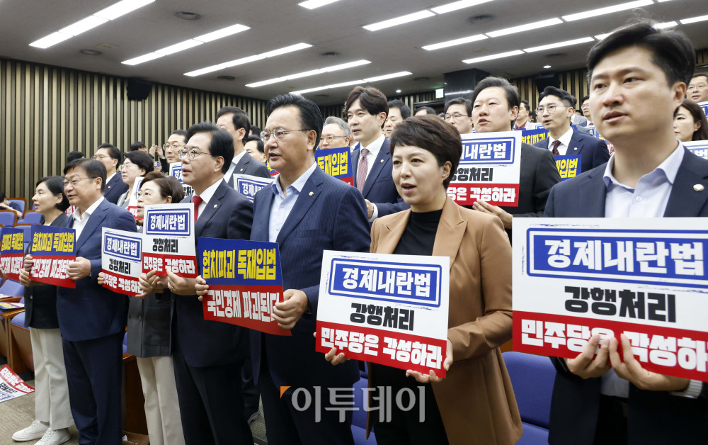 ▲25일 서울 여의도 국회에서 열린 국민의힘 의원총회에서 송언석(앞줄 오른쪽 네번째) 비상대책위원장 겸 원내대표를 비롯한 의원들이 민주당 규탄 구호를 외치고 있다. 고이란 기자 photoeran@