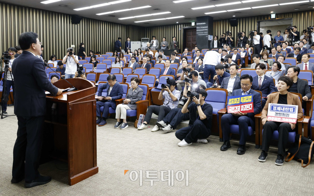 ▲송언석 국민의힘 비상대책위원장 겸 원내대표가 25일 서울 여의도 국회에서 열린 의원총회에서 발언을 하고 있다. 고이란 기자 photoeran@