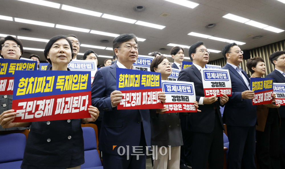 ▲25일 서울 여의도 국회에서 열린 국민의힘 의원총회에서 송언석(앞줄 왼쪽 네번째) 비상대책위원장 겸 원내대표를 비롯한 의원들이 민주당 규탄 구호를 외치고 있다. 고이란 기자 photoeran@