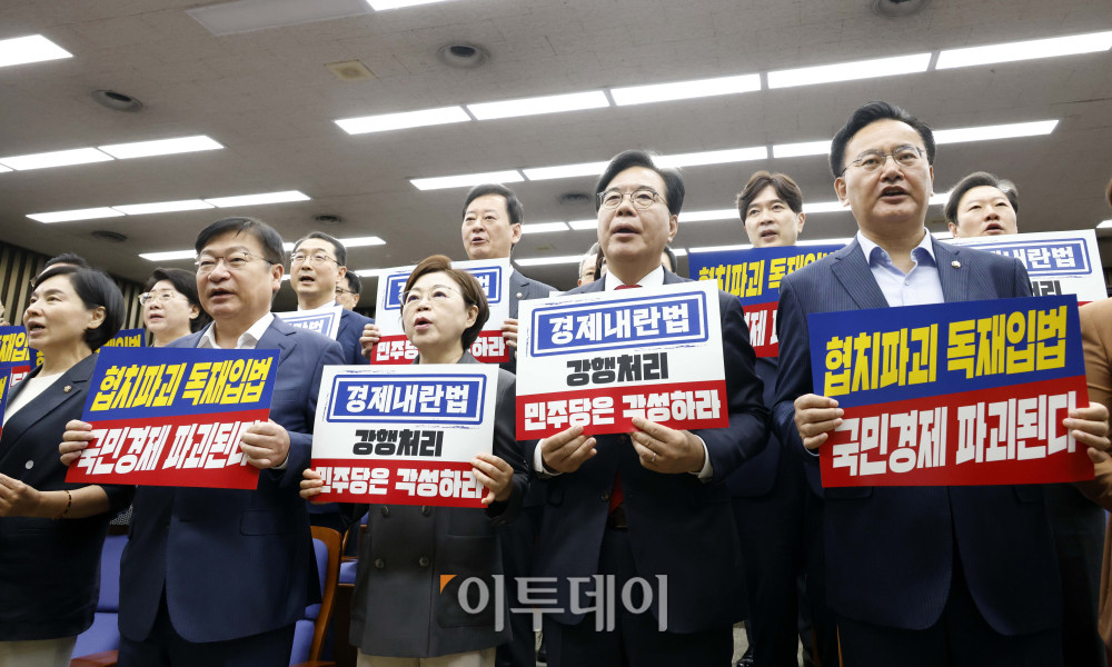 ▲25일 서울 여의도 국회에서 열린 국민의힘 의원총회에서 송언석(앞줄 오른쪽 두번째) 비상대책위원장 겸 원내대표를 비롯한 의원들이 민주당 규탄 구호를 외치고 있다. 고이란 기자 photoeran@
