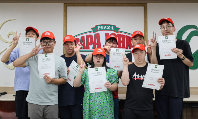 ▲22일 서울 강남구 개포동에 위치한 한국파파존스 교육실에서 진행된 (사)경기도스페셜올림픽코리아 소속 발달장애인 선수 및 지도자 초청 ‘파파존스와 함께하는 피자교실’에 참여한 선수들이 기념 촬영을 하고 있다.


 (사진제공=파파존스)