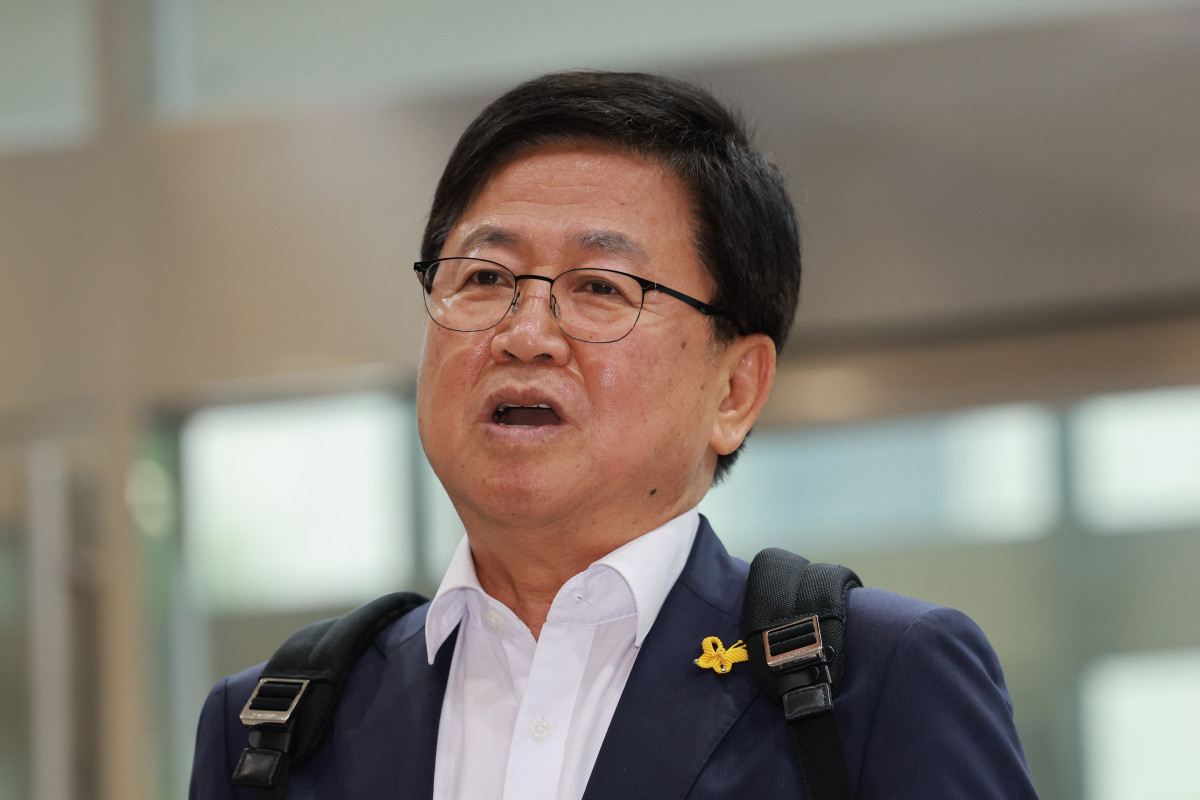 ▲최교진 사회부총리 겸 교육부 장관 후보자가 14일 인사청문회 준비 사무실이 마련된 서울 영등포구 여의도 한국교육시설안전원으로 출근하며 취재진 질문에 답하고 있다. (연합뉴스)