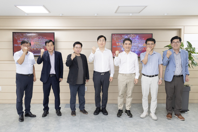 ▲구충곤(왼쪽 세번째) 전남 광양만권경제자유구역청 청장이 최근 광양만권을 방문한 중국 에너지저장장치(ESS) 분야 잠재투자기업 관계자들과 파이팅을 외치고 있다. (사진제공=광양경제청)