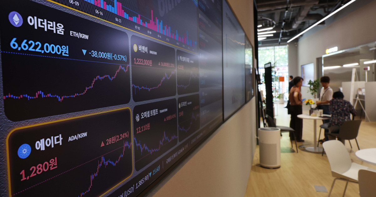 ▲가상화폐 시가총액 2위 이더리움이 사상 처음으로 4900달러를 돌파한 가운데 25일 서울 서초구 빗썸라운지 모니터에 이더리움 등 가상자산 실시간 거래가격이 표시되고 있다. 가상화폐 거래소 코인베이스에 따르면, 미 동부 시간 현지시간 기준 24일 오후 2시 14분 이더리움 1개당 가격은 전날 같은 시간보다 3.26% 오른 4920달러에 거래됐다. 이더리움은 최근 미국 7월 생산자물가지수 급등의 영향으로 4100달러선까지 떨어졌지만 제롬 파월 미 연방준비제도 의장이 기준금리 인하를 시사하면서 반등에 성공했다. 신태현 기자 holjjak@