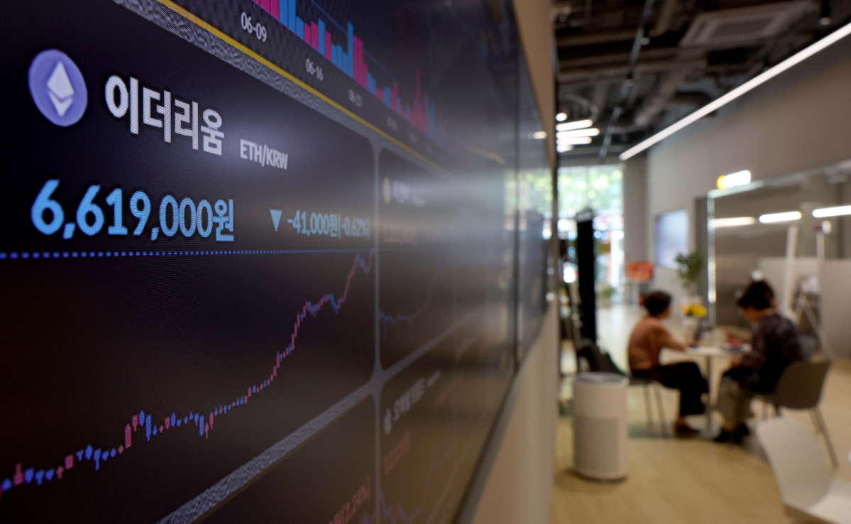 ▲가상화폐 시가총액 2위 이더리움이 사상 처음으로 4900달러를 돌파한 가운데 25일 서울 서초구 빗썸라운지 모니터에 이더리움 등 가상자산 실시간 거래가격이 표시되고 있다. 가상화폐 거래소 코인베이스에 따르면, 미 동부 시간 현지시간 기준 24일 오후 2시 14분 이더리움 1개당 가격은 전날 같은 시간보다 3.26% 오른 4920달러에 거래됐다. 이더리움은 최근 미국 7월 생산자물가지수 급등의 영향으로 4100달러선까지 떨어졌지만 제롬 파월 미 연방준비제도 의장이 기준금리 인하를 시사하면서 반등에 성공했다. 신태현 기자 holjjak@
