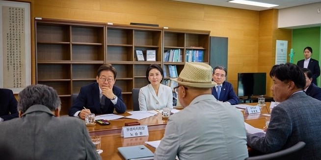 ▲이재명 대통령과 김혜경 여사가 전남 고흥군 국립소록도병원에서 관계자와 한센인 원생 자치회를 만나고 있다.  (사진제공=연합뉴스)